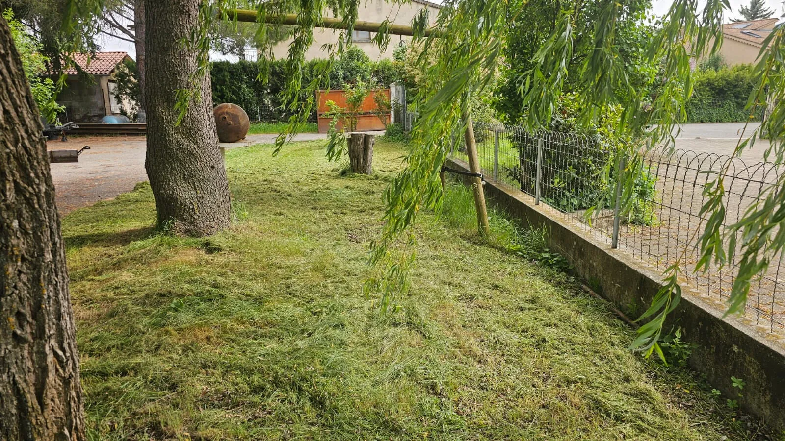 Maison traditionnelle à Laragne Monteglin avec potentiel d’aménagement et grand terrain 