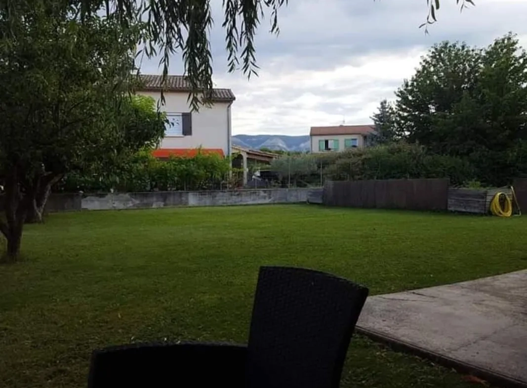 Maison traditionnelle à Laragne Monteglin avec potentiel d’aménagement et grand terrain 