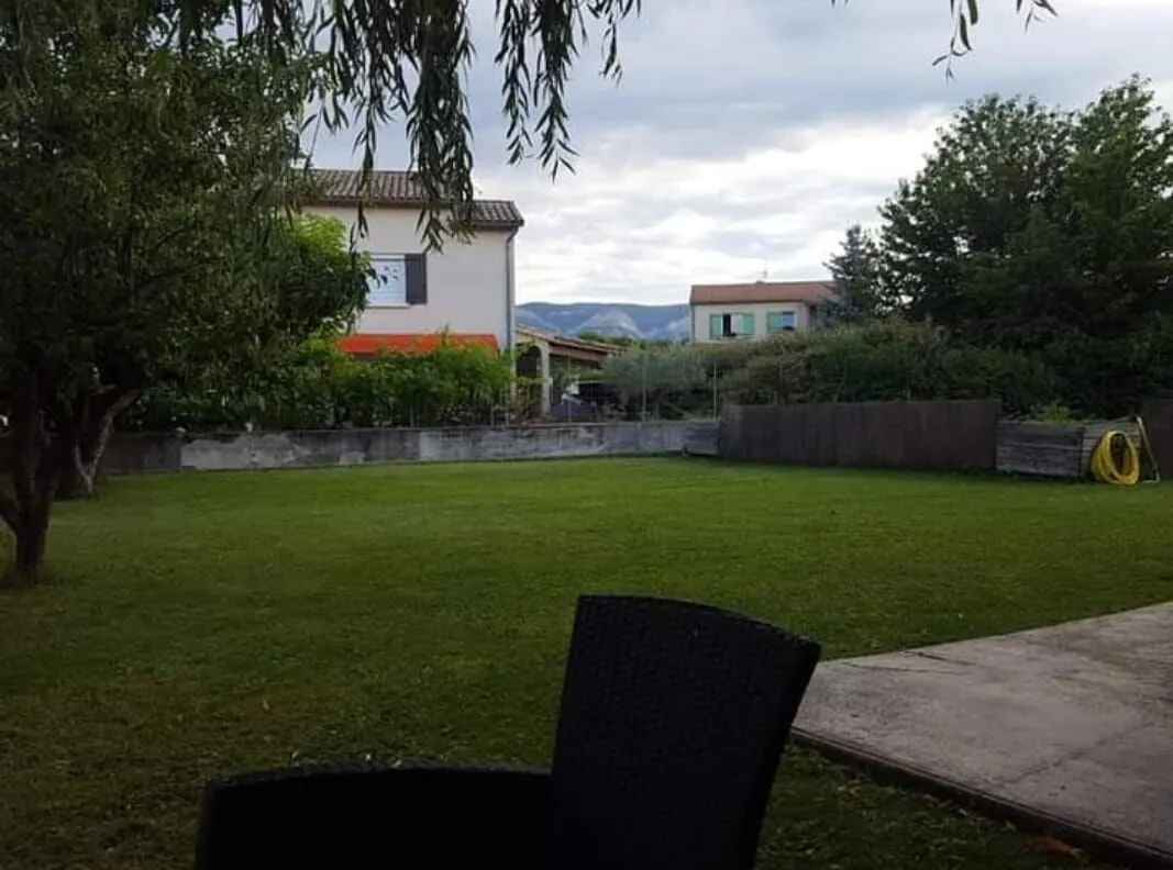 Maison traditionnelle à Laragne Monteglin avec potentiel d’aménagement et grand terrain 