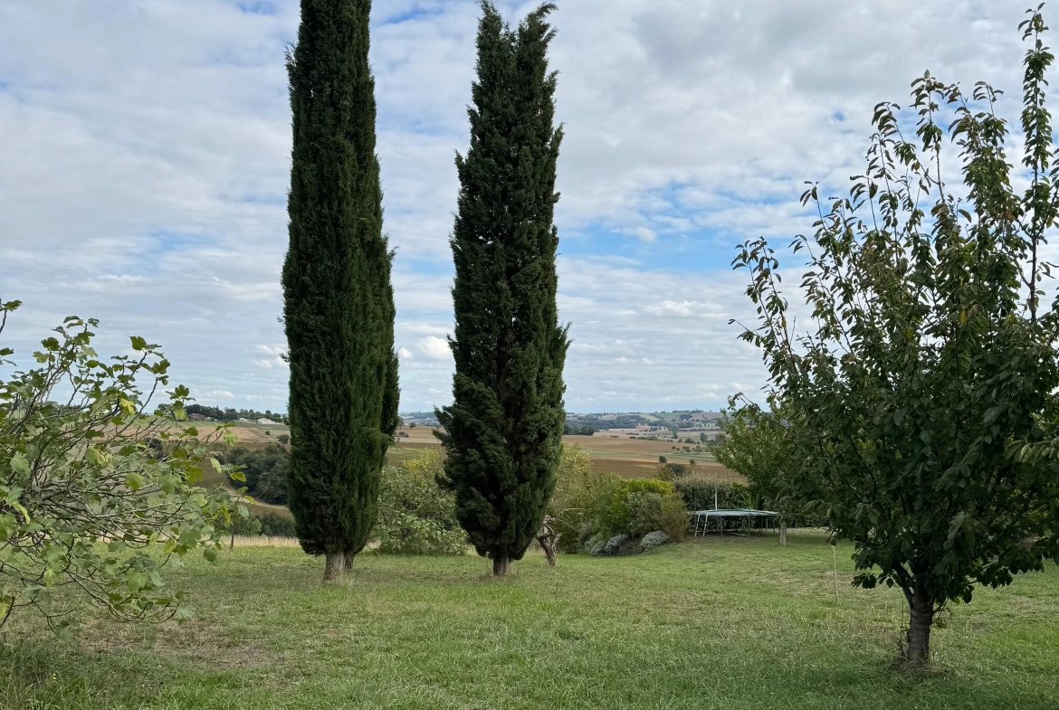 Terrain de 1580 m² avec vue imprenable à Lanta - Projet de construction personnalisé 