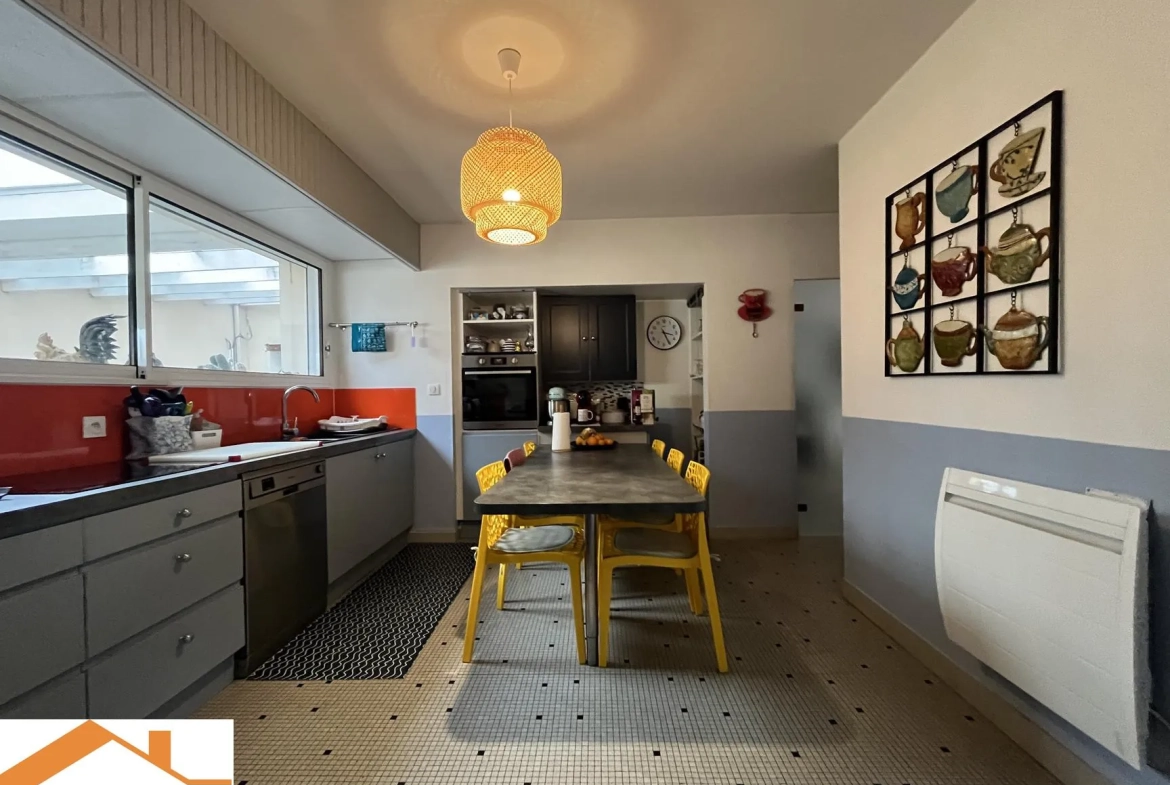 Grande maison à vendre à Saint Denis La Chevasse avec garage et dépendance 