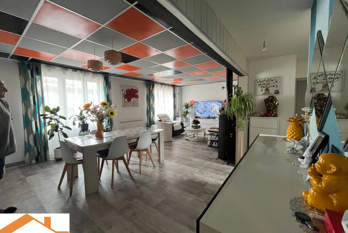 Grande maison à vendre à Saint Denis La Chevasse avec garage et dépendance 