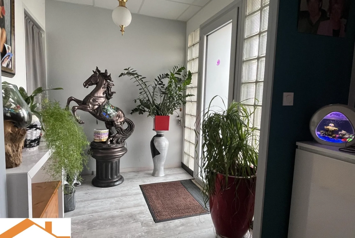 Grande maison à vendre à Saint Denis La Chevasse avec garage et dépendance 