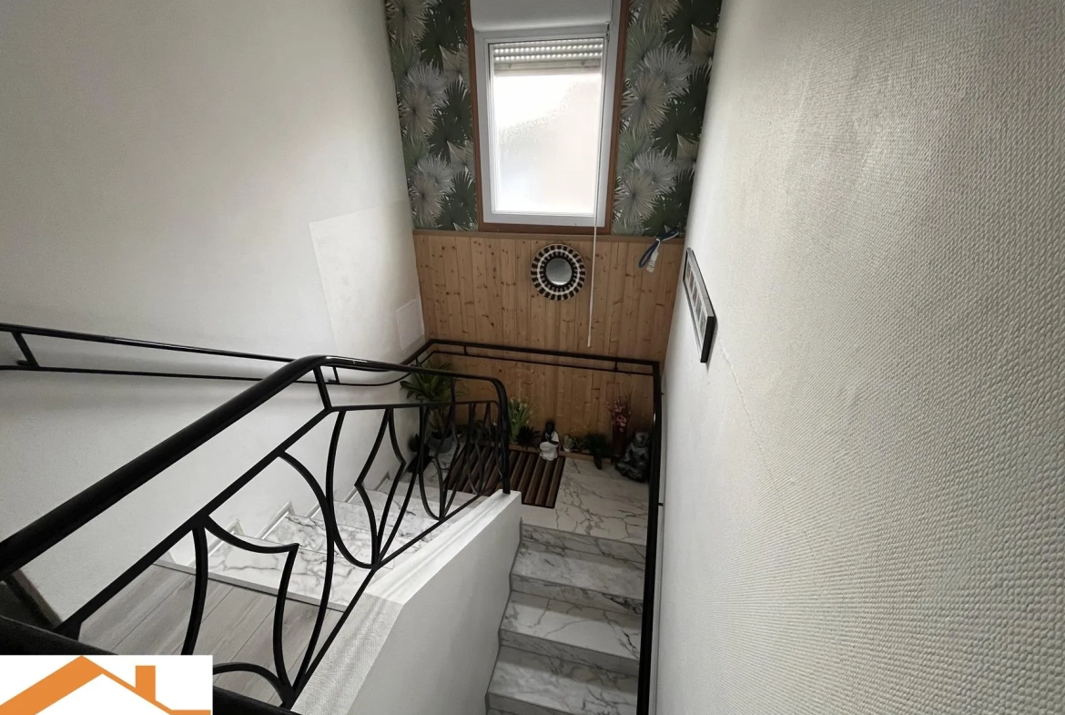 Grande maison à vendre à Saint Denis La Chevasse avec garage et dépendance 