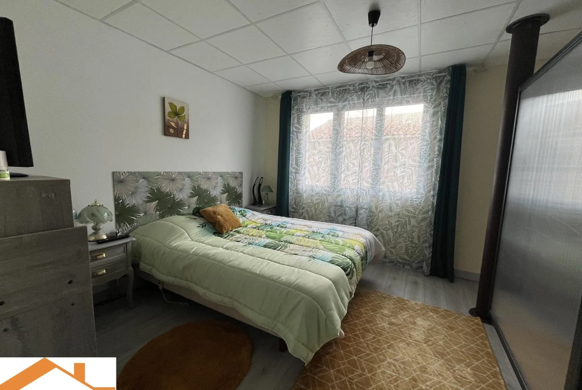 Grande maison à vendre à Saint Denis La Chevasse avec garage et dépendance 