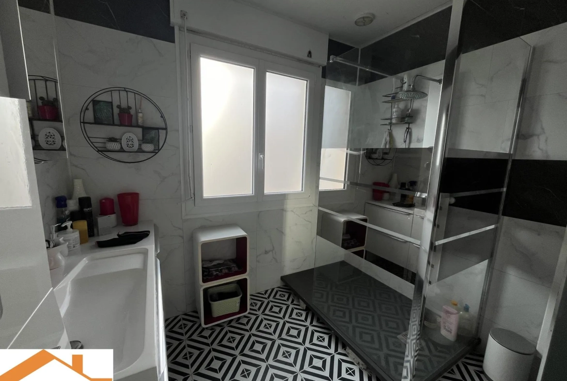 Grande maison à vendre à Saint Denis La Chevasse avec garage et dépendance 