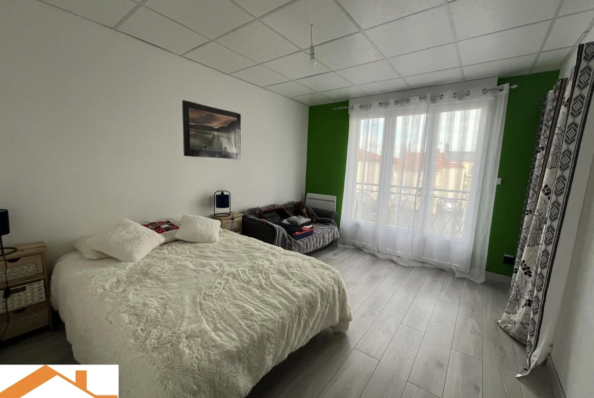 Grande maison à vendre à Saint Denis La Chevasse avec garage et dépendance 