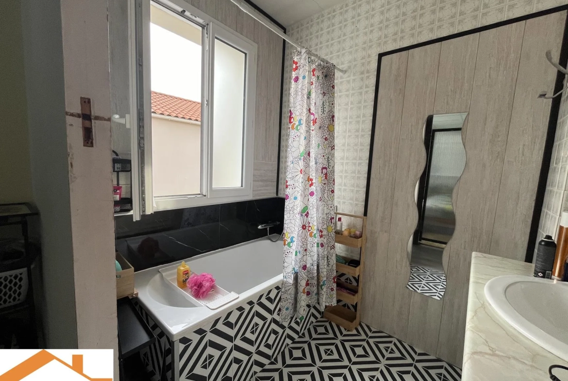 Grande maison à vendre à Saint Denis La Chevasse avec garage et dépendance 