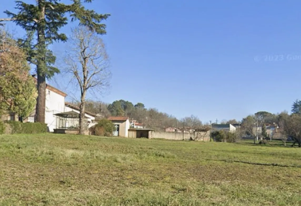 Terrain constructible de 848 m² à Arthès, proche commodités 