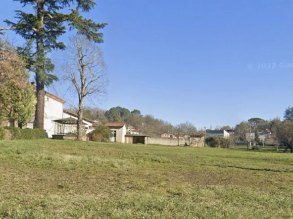 Terrain constructible de 848 m² à Arthès, proche commodités