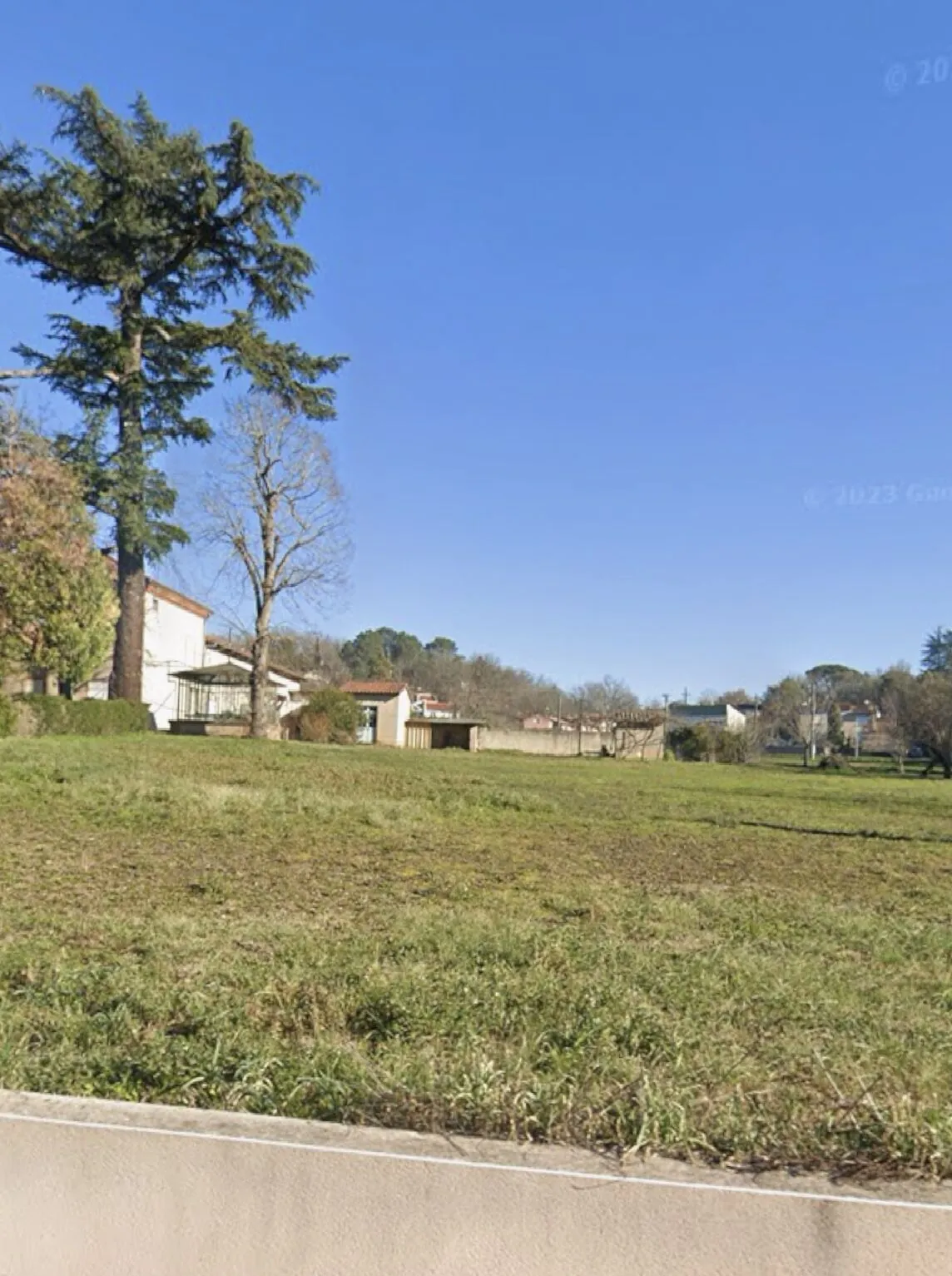 Terrain constructible de 848 m² à Arthès, proche commodités 