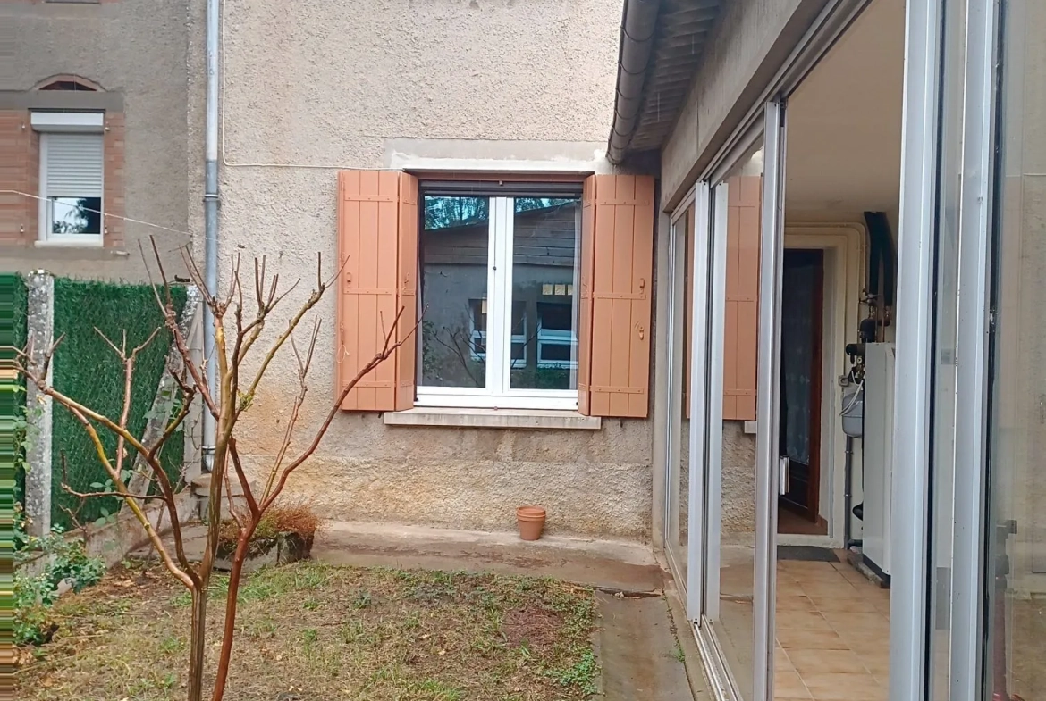Maison ancienne de 92 m² avec jardin et dépendances à Taillelt, proche écoles 