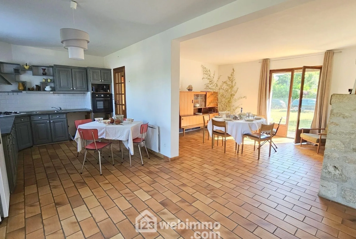 Maison familiale avec dépendances, piscine et grand terrain à Boulancourt 