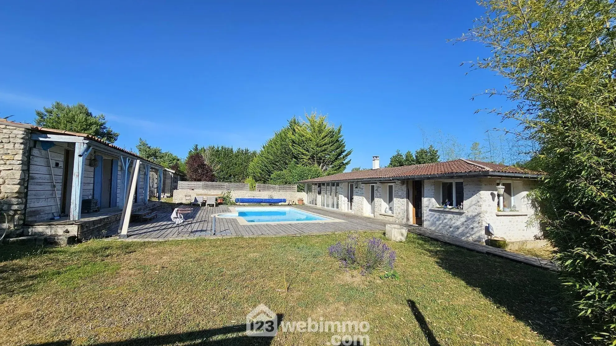 Maison familiale avec dépendances, piscine et grand terrain à Boulancourt 