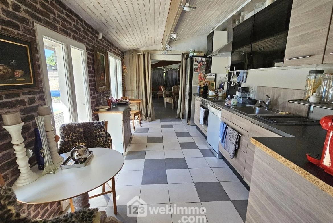 Maison familiale avec dépendances, piscine et grand terrain à Boulancourt 