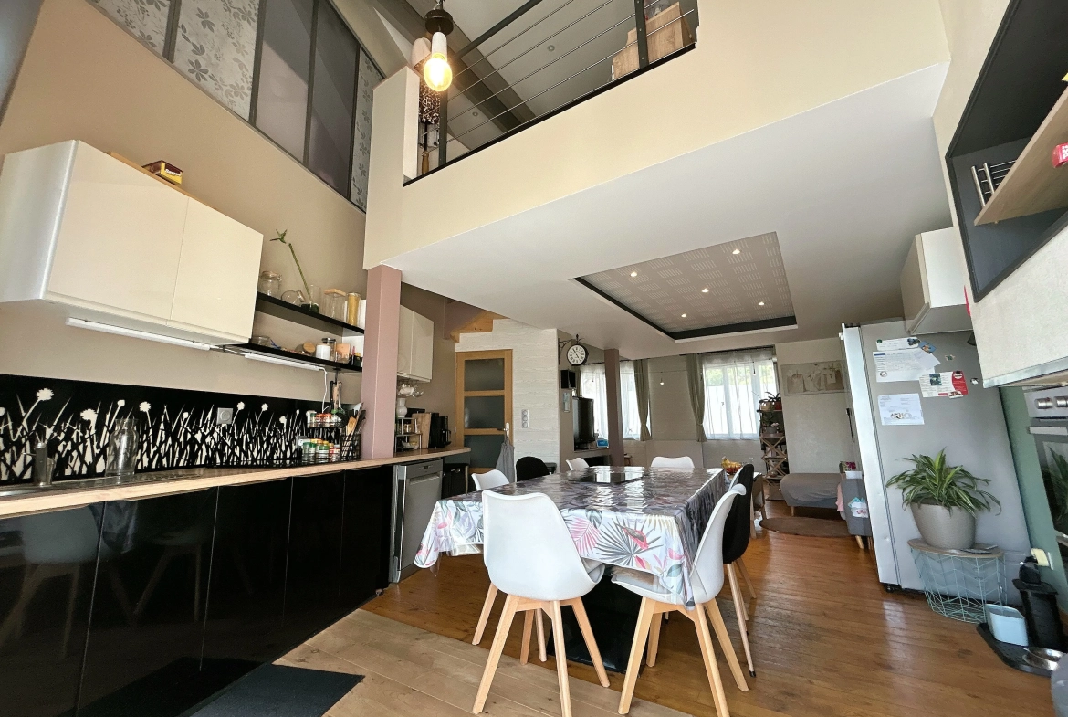 Maison loft rénovée de 105 m² à Saint-Just-en-Chevalet avec options d'extension 