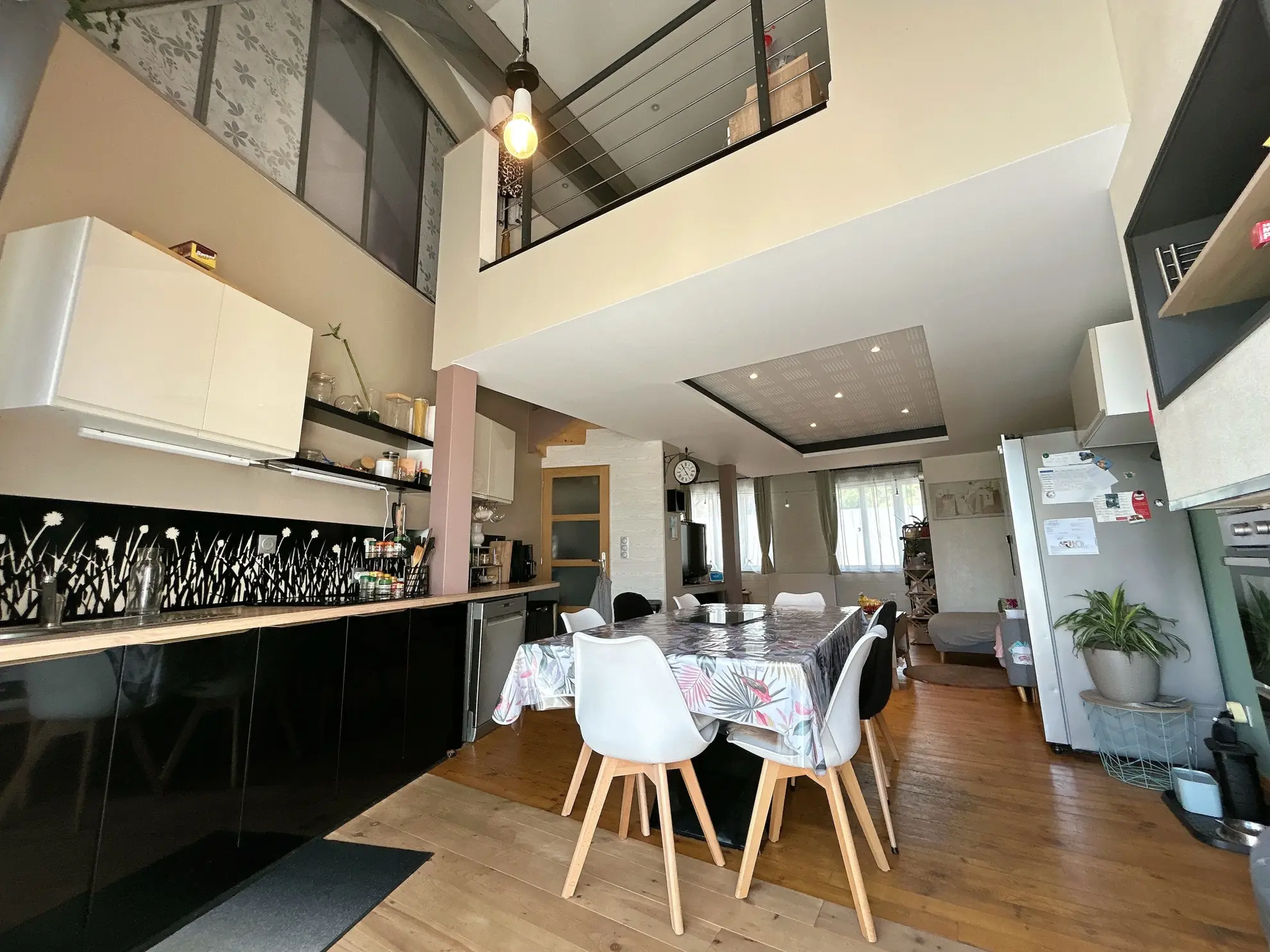 Maison loft rénovée de 105 m² à Saint-Just-en-Chevalet avec options d'extension 