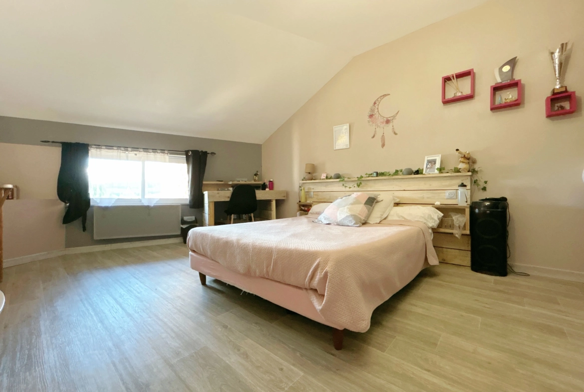 Maison loft rénovée de 105 m² à Saint-Just-en-Chevalet avec options d'extension 