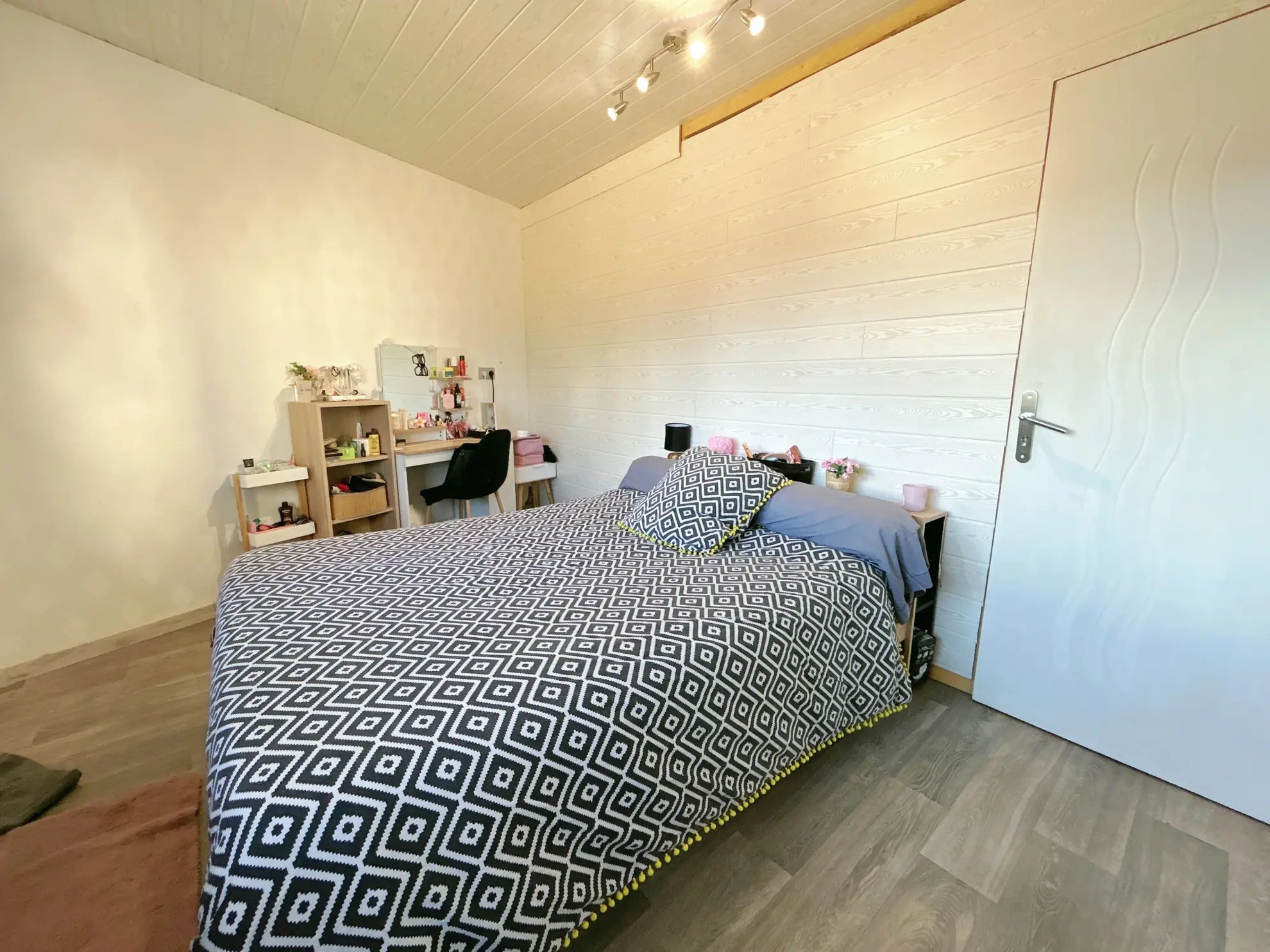 Maison loft rénovée de 105 m² à Saint-Just-en-Chevalet avec options d'extension 