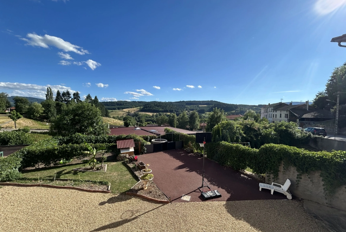 Maison loft rénovée de 105 m² à Saint-Just-en-Chevalet avec options d'extension 