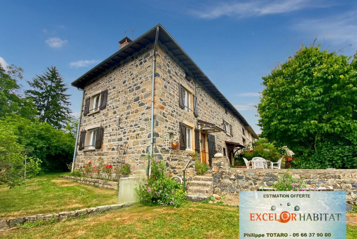 Belle maison en pierre avec vue imprenable et jardin dans le Beaujolais Vert 