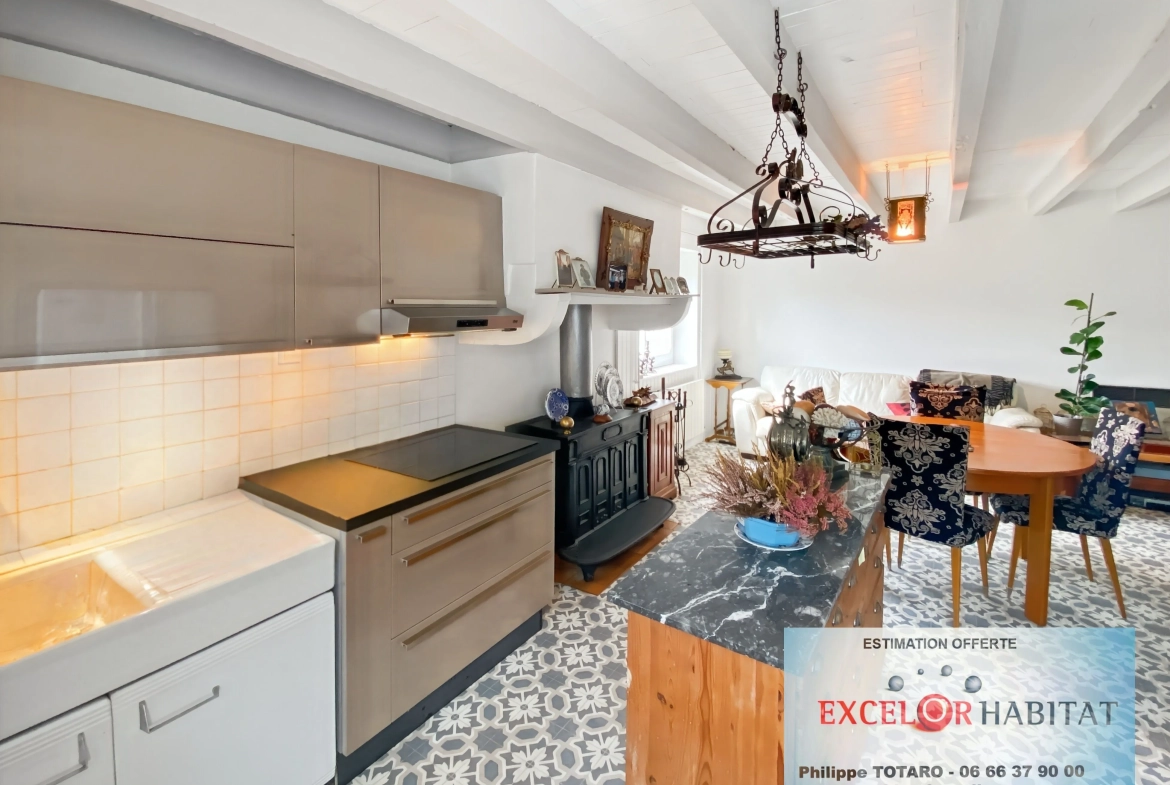 Belle maison en pierre avec vue imprenable et jardin dans le Beaujolais Vert 