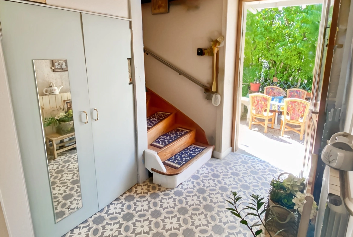 Belle maison en pierre avec vue imprenable et jardin dans le Beaujolais Vert 