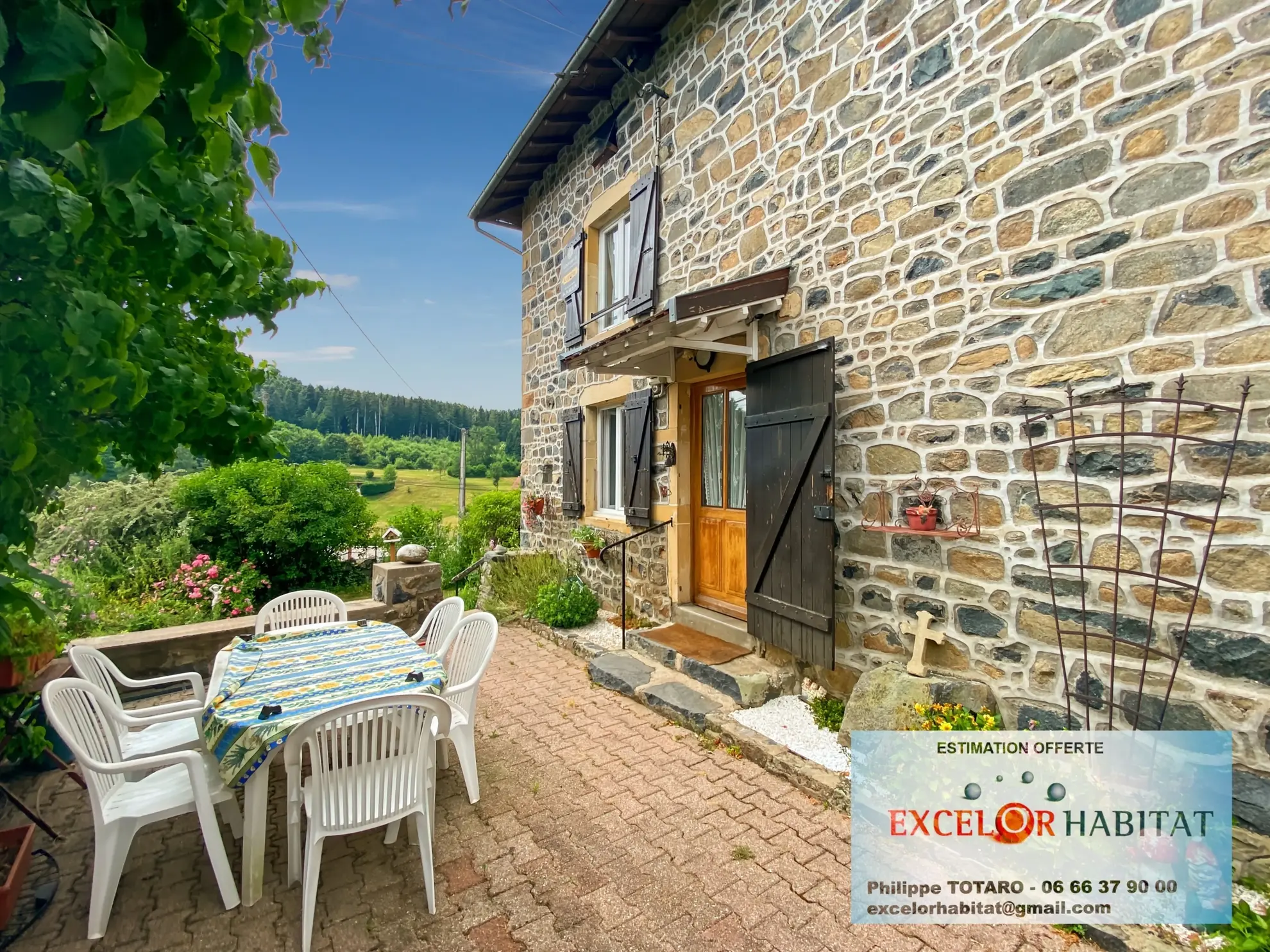 Belle maison en pierre avec vue imprenable et jardin dans le Beaujolais Vert 