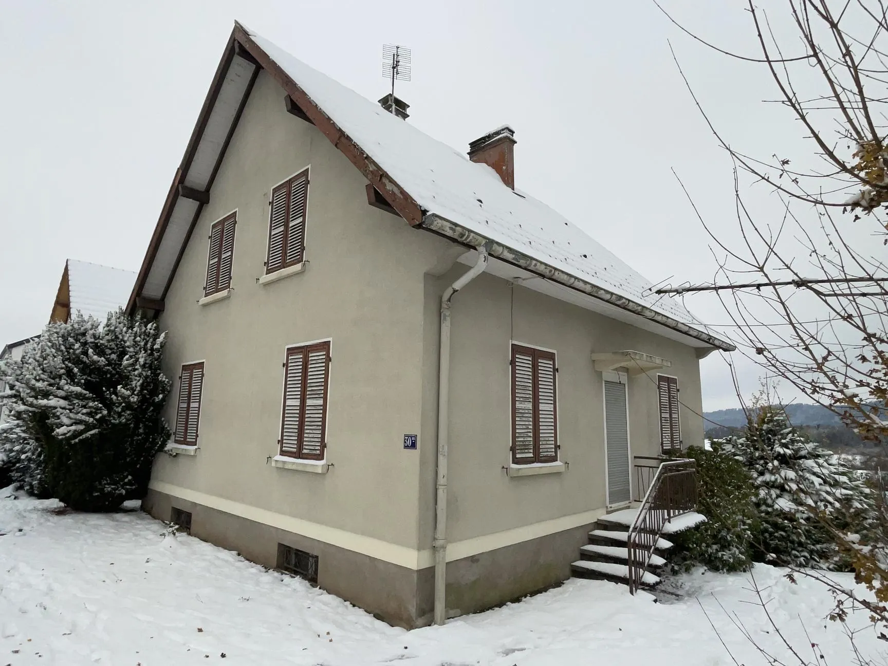 Maison à vendre à Bruyères de 965 m² avec sous-sol et garage au prix attractif 