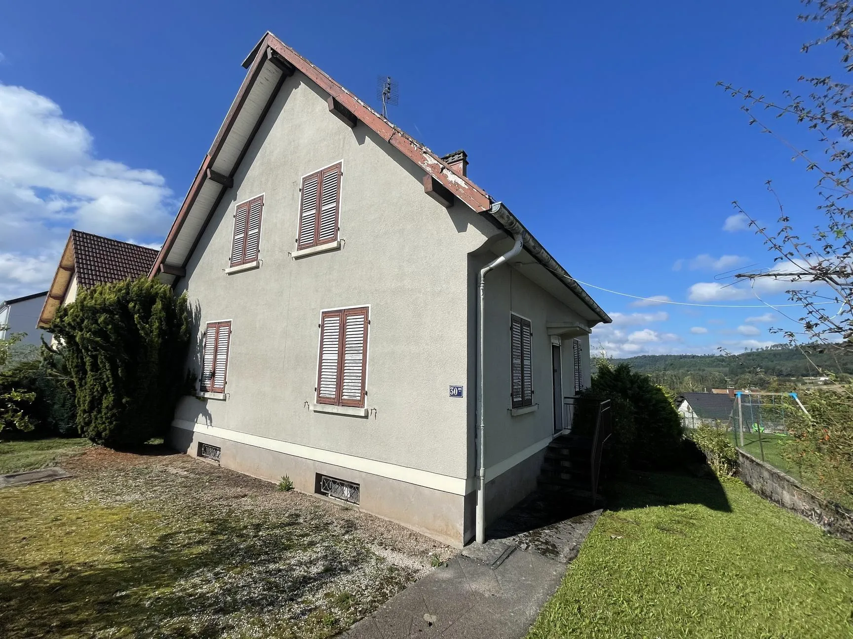 Maison à vendre à Bruyères de 965 m² avec sous-sol et garage au prix attractif 