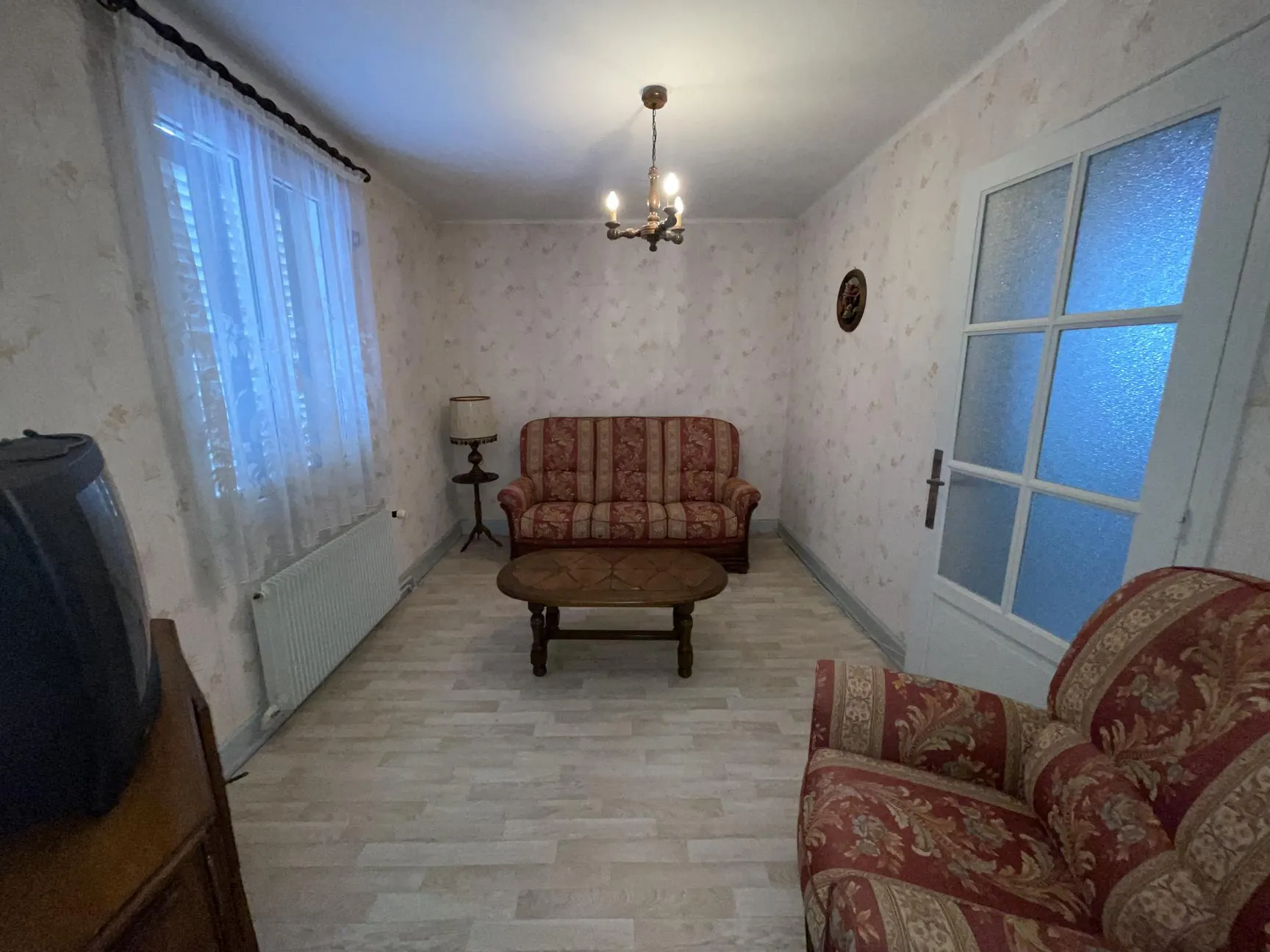Maison à vendre à Bruyères de 965 m² avec sous-sol et garage au prix attractif 