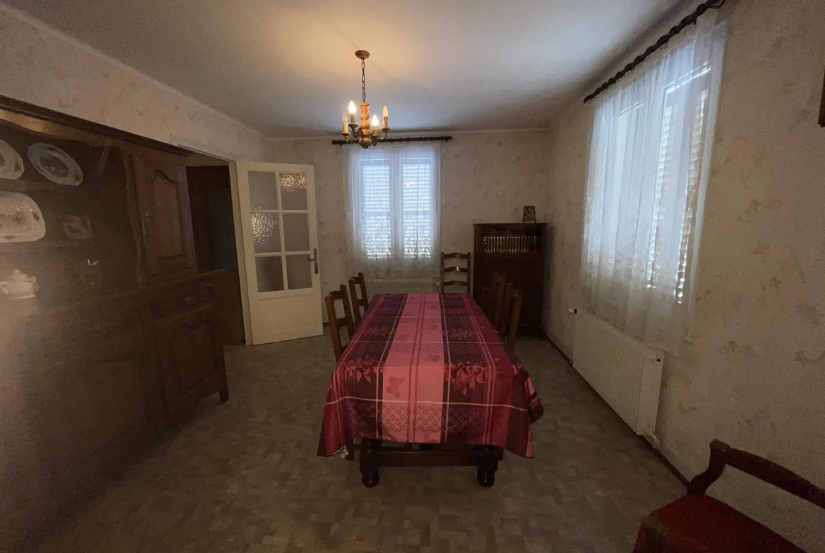 Maison à vendre à Bruyères de 965 m² avec sous-sol et garage au prix attractif 