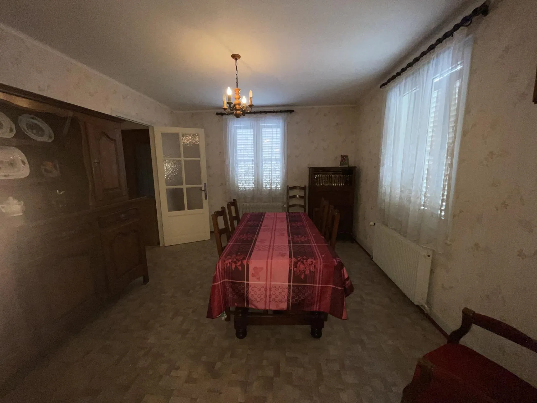 Maison à vendre à Bruyères de 965 m² avec sous-sol et garage au prix attractif 