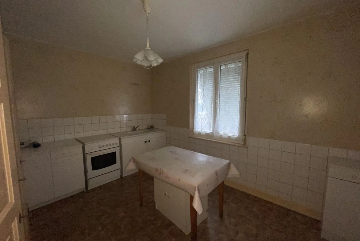 Maison à vendre à Bruyères de 965 m² avec sous-sol et garage au prix attractif 