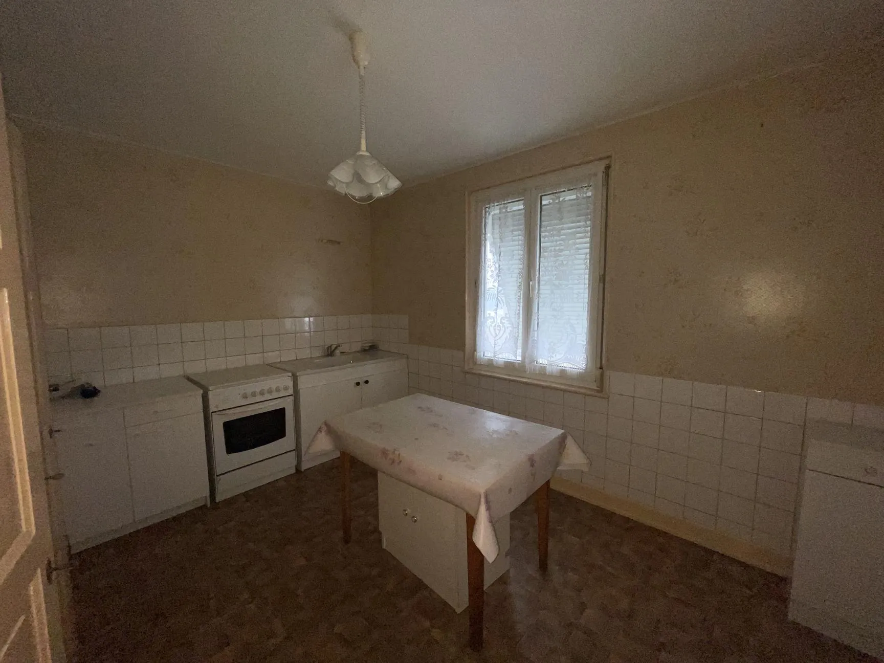 Maison à vendre à Bruyères de 965 m² avec sous-sol et garage au prix attractif 