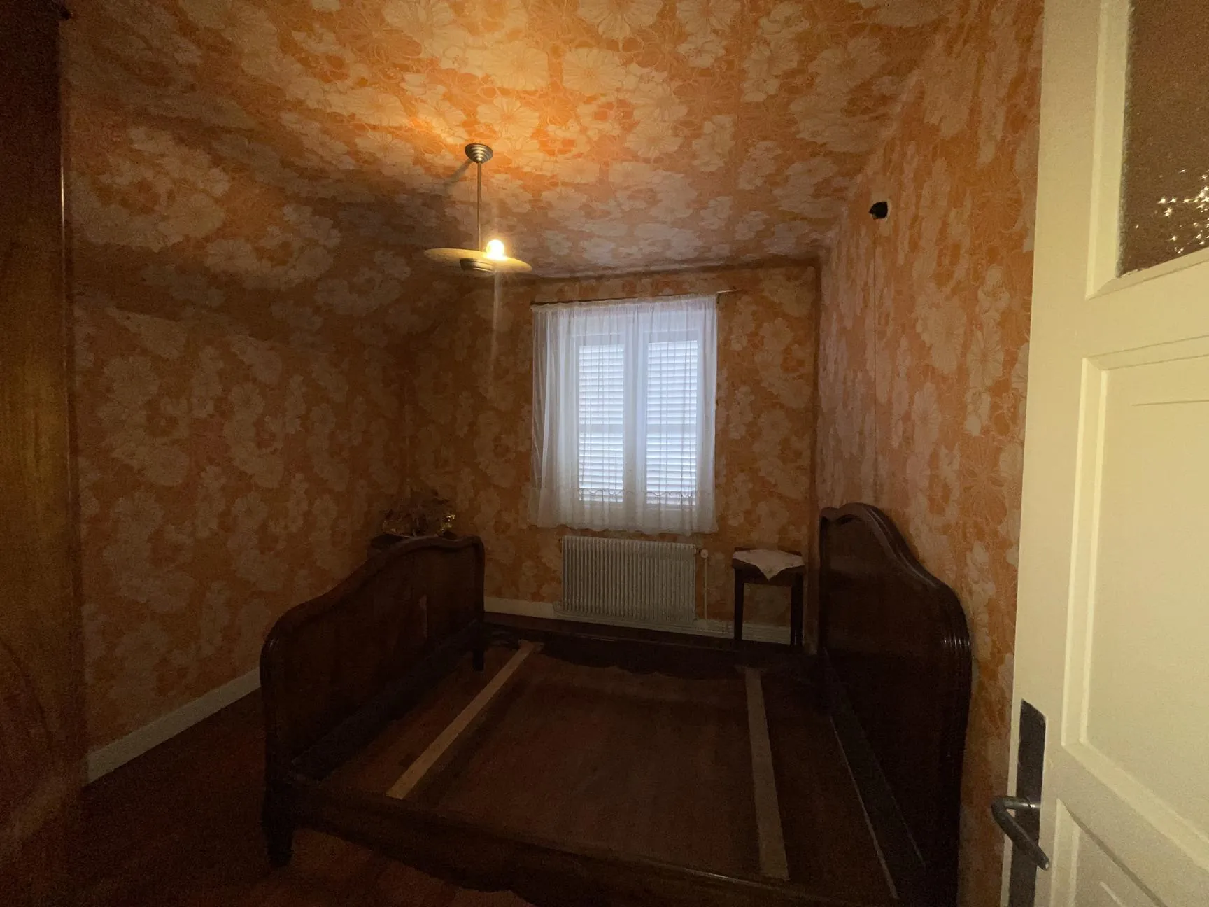 Maison à vendre à Bruyères de 965 m² avec sous-sol et garage au prix attractif 