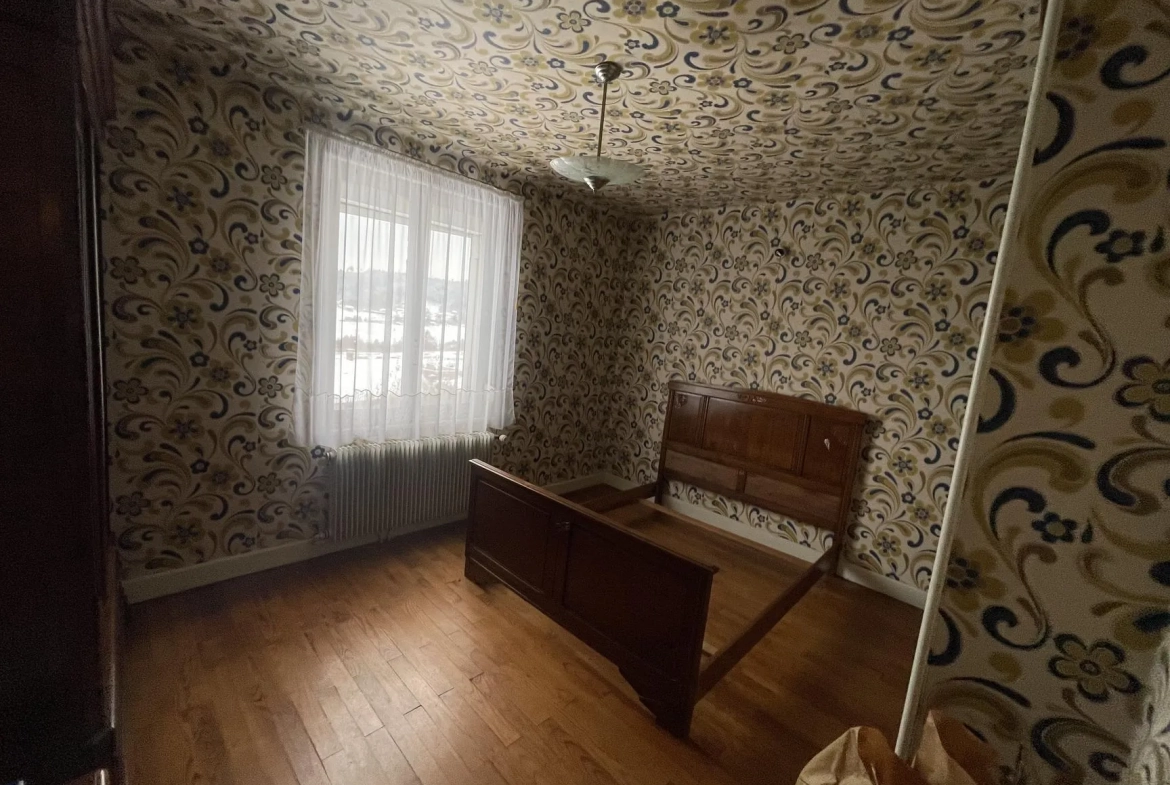 Maison à vendre à Bruyères de 965 m² avec sous-sol et garage au prix attractif 