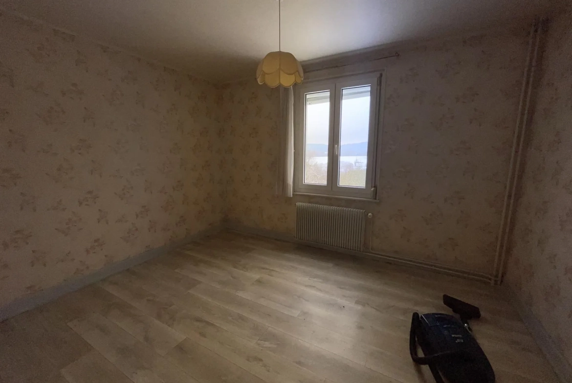 Maison à vendre à Bruyères de 965 m² avec sous-sol et garage au prix attractif 