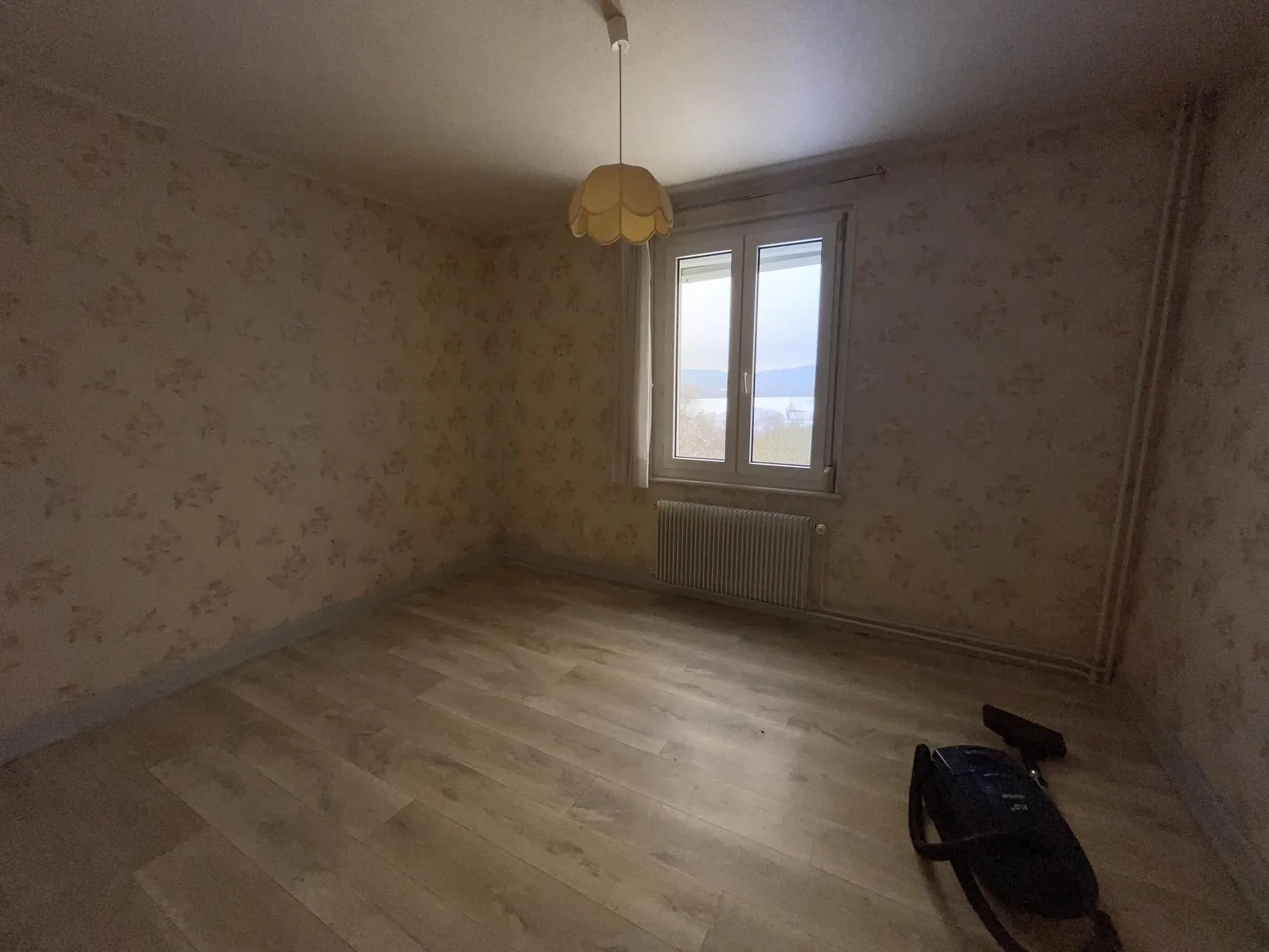 Maison à vendre à Bruyères de 965 m² avec sous-sol et garage au prix attractif 