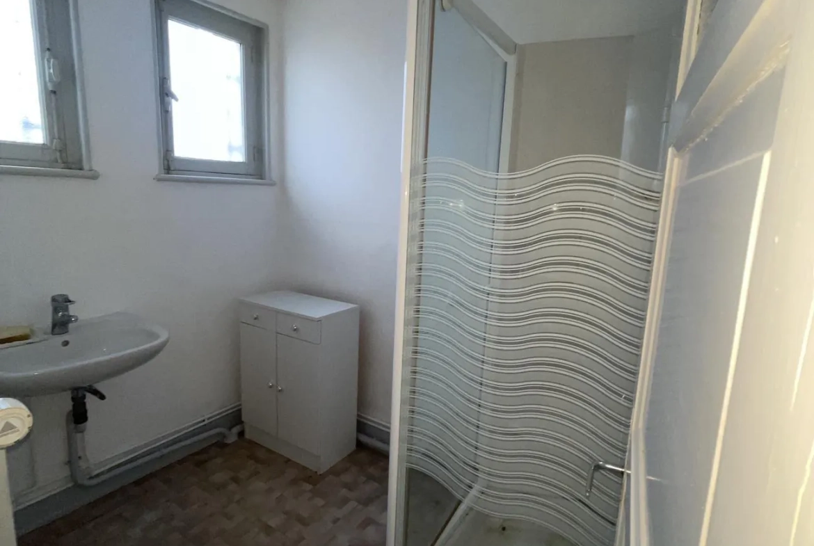 Maison à vendre à Bruyères de 965 m² avec sous-sol et garage au prix attractif 