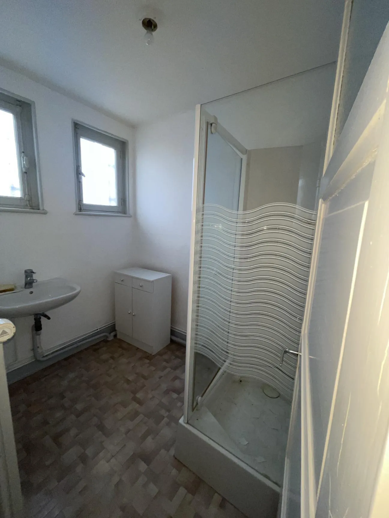Maison à vendre à Bruyères de 965 m² avec sous-sol et garage au prix attractif 