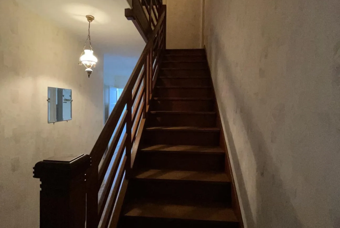 Maison à vendre à Bruyères de 965 m² avec sous-sol et garage au prix attractif 
