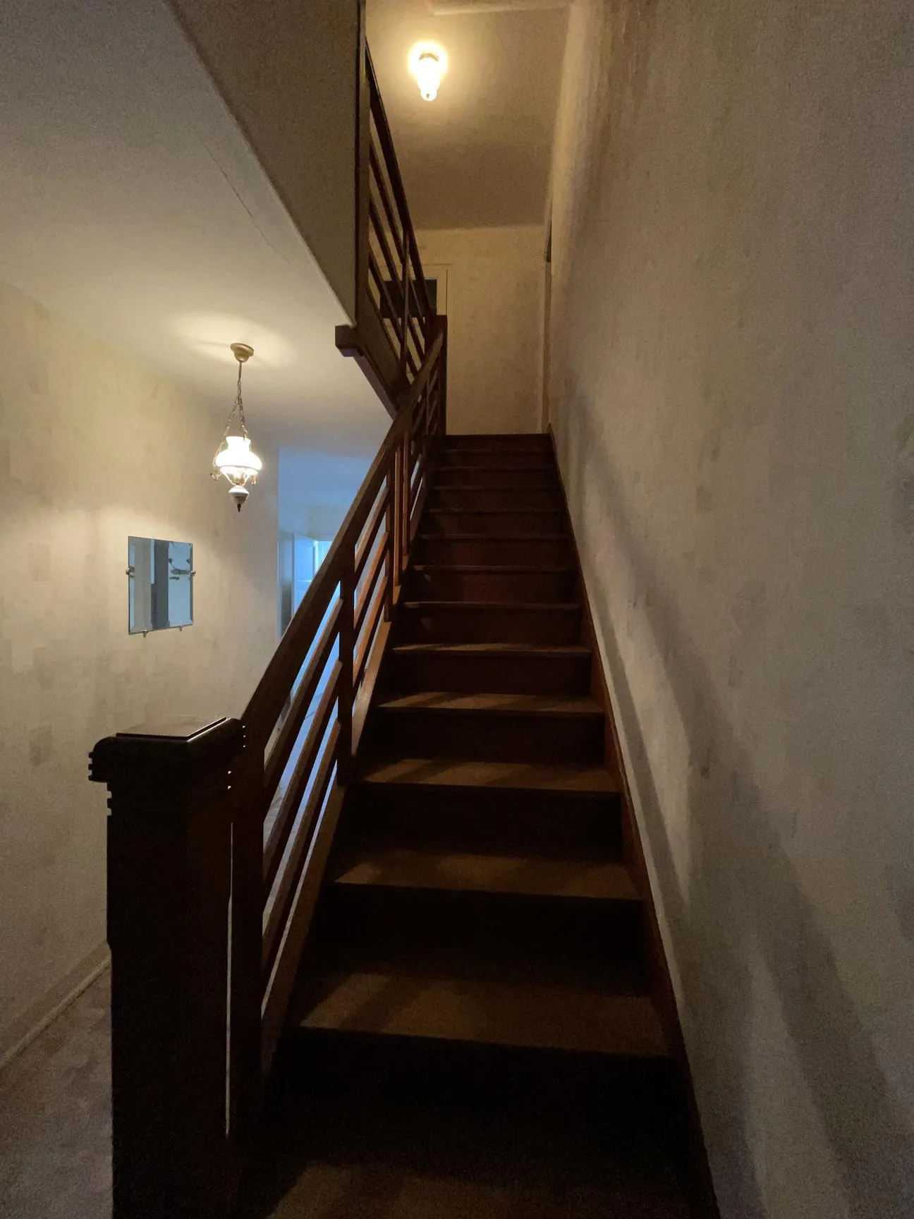 Maison à vendre à Bruyères de 965 m² avec sous-sol et garage au prix attractif 
