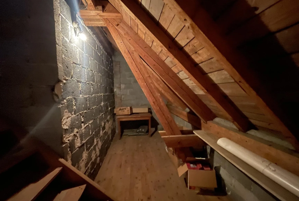 Maison à vendre à Bruyères de 965 m² avec sous-sol et garage au prix attractif 