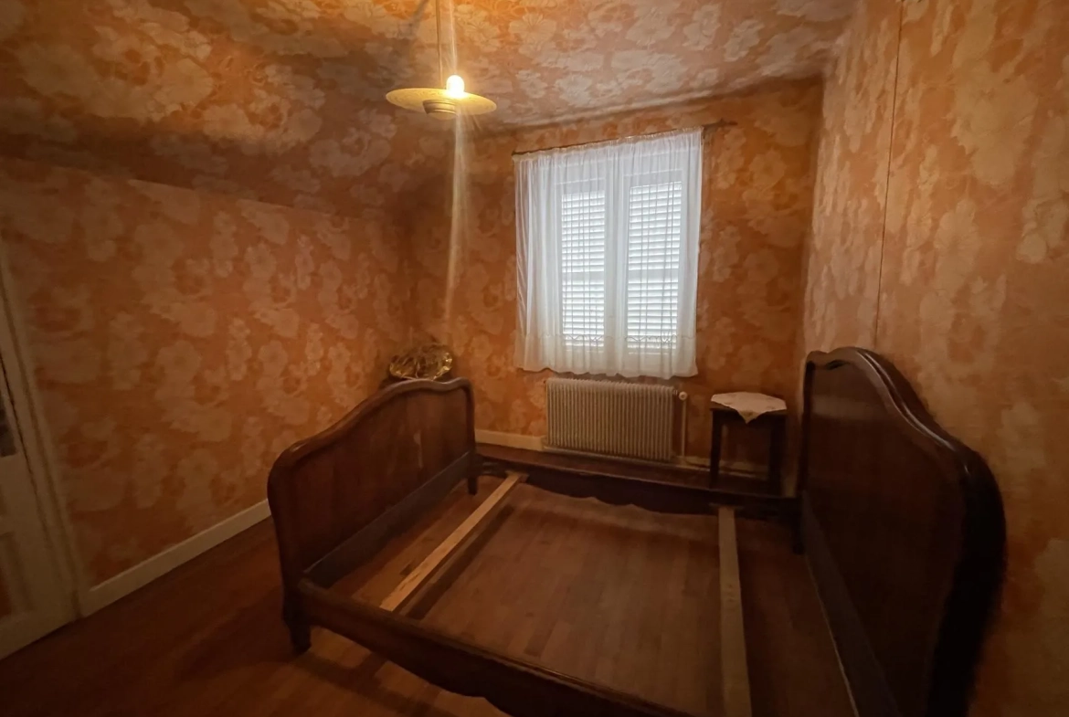Maison à vendre à Bruyères de 965 m² avec sous-sol et garage au prix attractif 