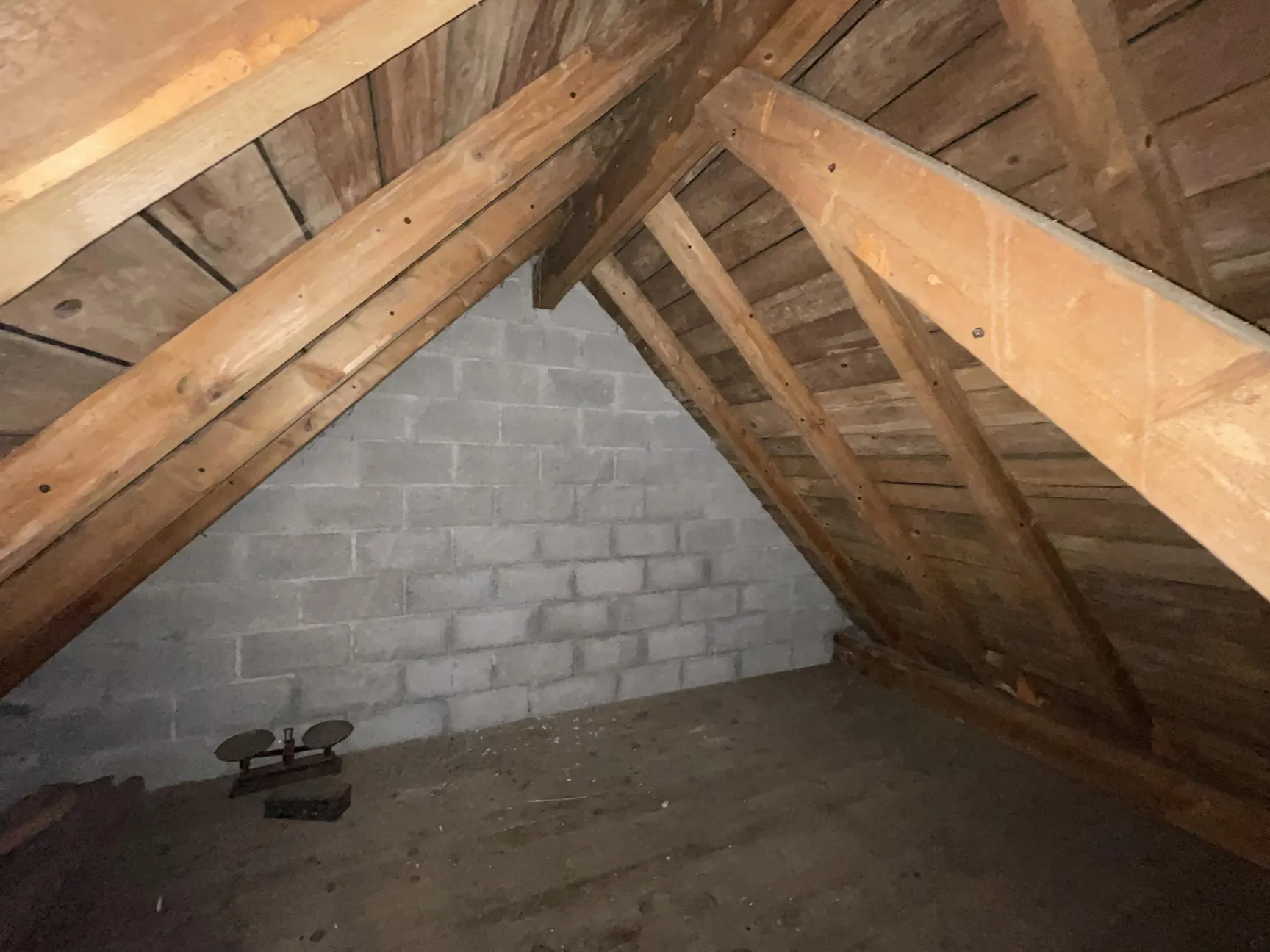 Maison à vendre à Bruyères de 965 m² avec sous-sol et garage au prix attractif 