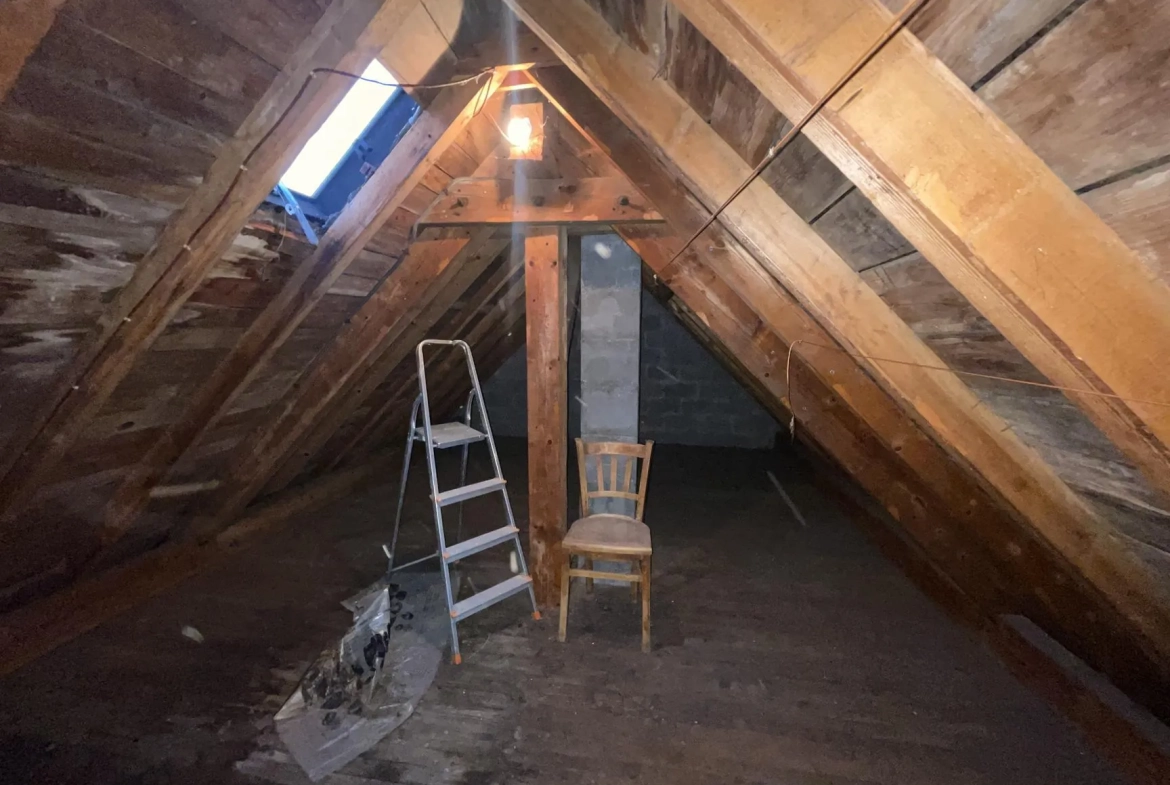 Maison à vendre à Bruyères de 965 m² avec sous-sol et garage au prix attractif 