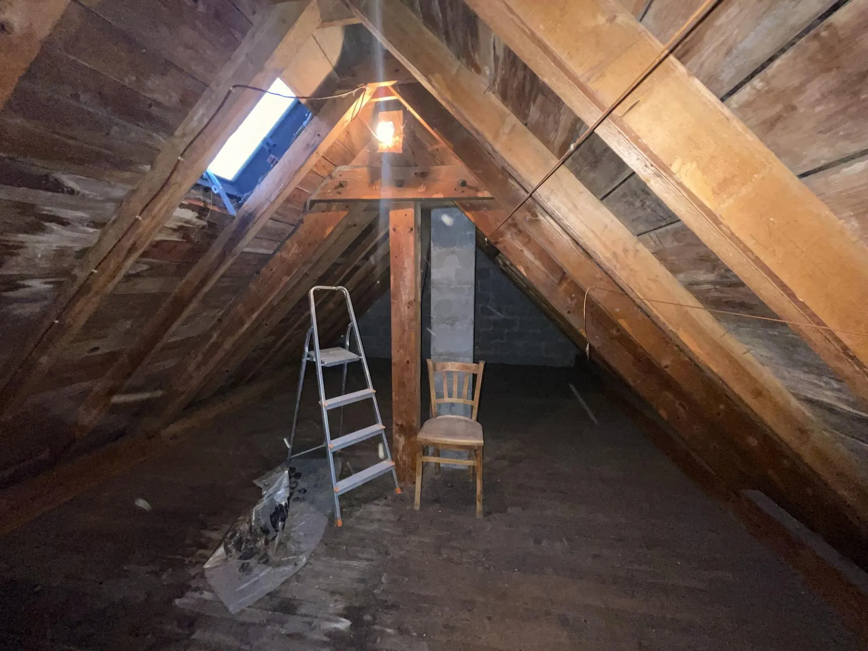 Maison à vendre à Bruyères de 965 m² avec sous-sol et garage au prix attractif 
