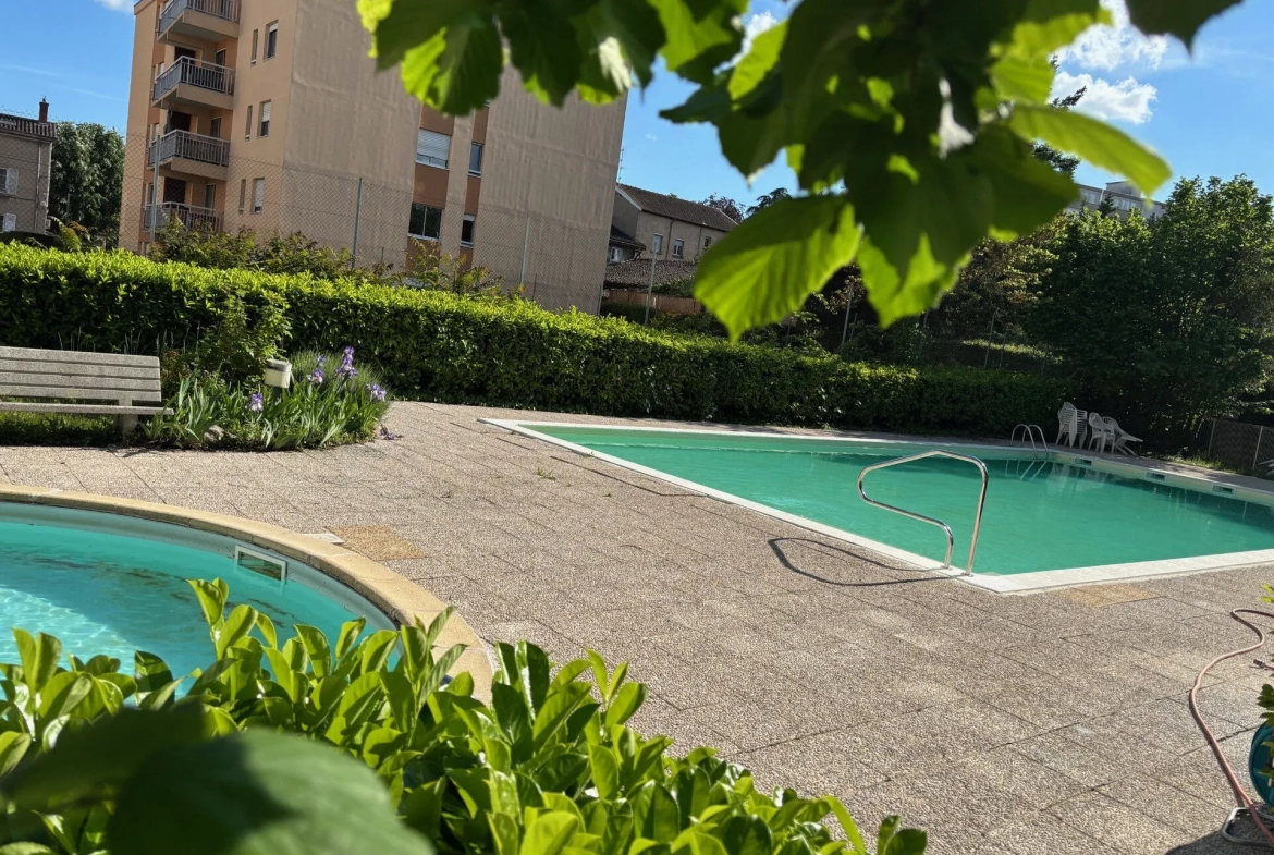 Appartement T2 avec piscine, balcon, garage et cave à Villefranche-sur-Saône 