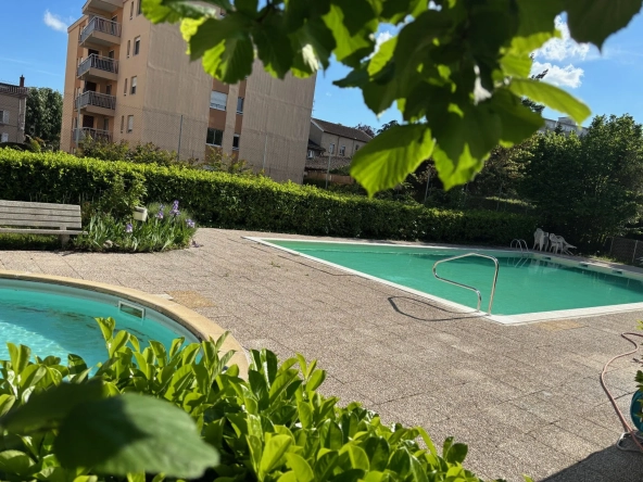 Appartement T2 avec piscine, balcon, garage et cave à Villefranche-sur-Saône